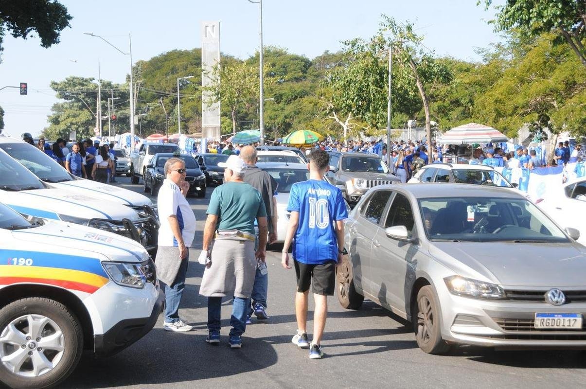 Chegada da torcida do Cruzeiro ao Mineiro para o jogo contra a Ponte Preta pela 13 rodada da Srie B do Campeonato Brasileiro. Estdio voltou a receber grande pblico