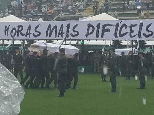 Imagem difícil da chegada dos corpos à Arena Condá, em Chapecó