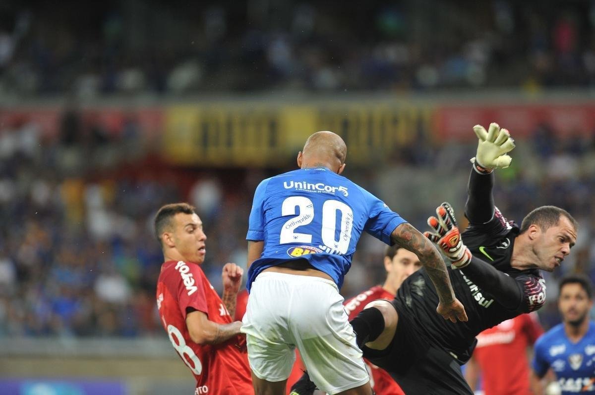Imagens do duelo entre Cruzeiro e Internacional, no Mineiro, pela 22 rodada do Brasileiro 