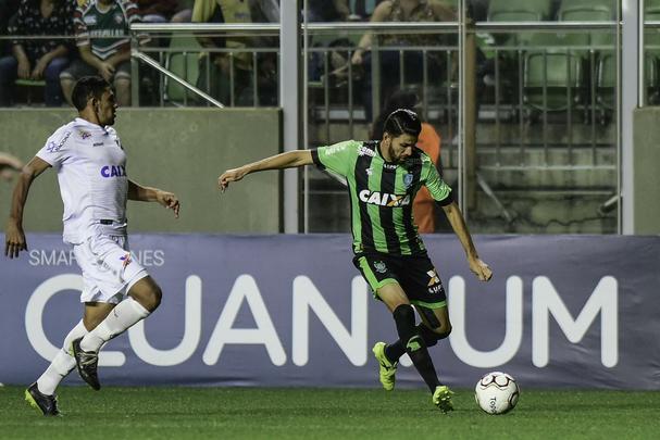 Gérson Magrão - o polivalente jogador, que atua tanto na lateral esquerda quanto no meio-campo, ficará no América por mais um ano e será integrante do grupo que disputará a elite do Campeonato Brasileiro. Em 2017, Magrão fez 35 partidas pela equipe e marcou três gols.