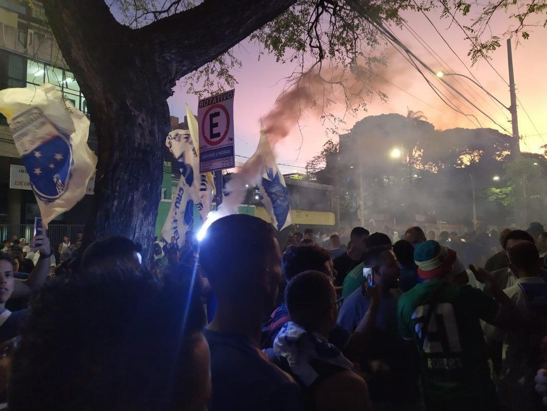 Torcida do Cruzeiro foi em peso ao Parque Esportivo do Barro Preto para fazer press�o pela aprova��o da venda da SAF a Ronaldo