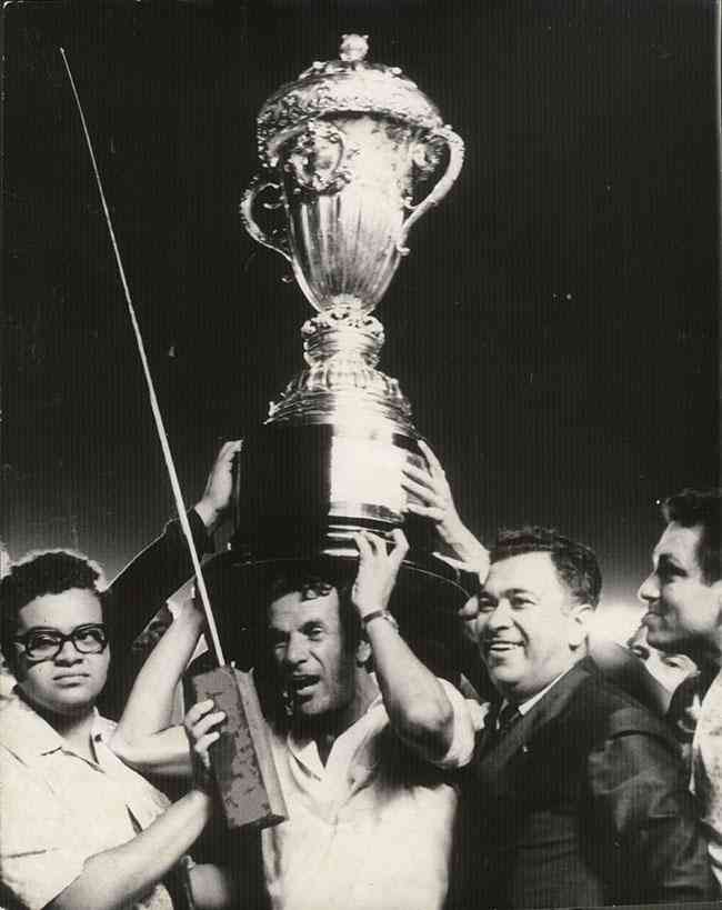 Tele Santana ergue a taca de campeo do Campeonato Brasileiro de 1971 no Maracan