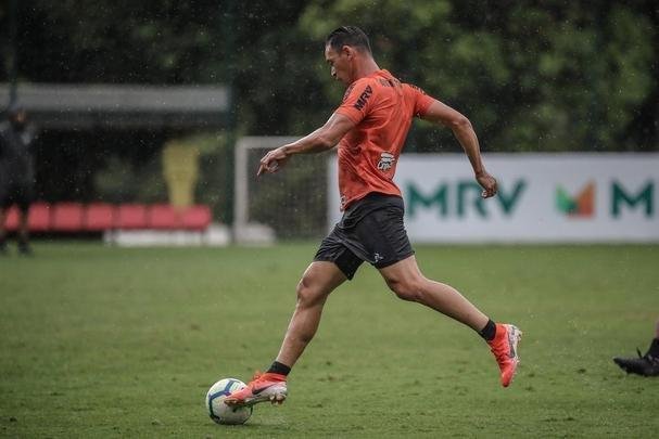Atlético treina com Victor e Jair em campo; veja fotos