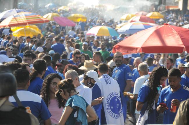 Chegada da torcida do Cruzeiro ao Mineiro para o jogo contra a Ponte Preta pela 13 rodada da Srie B do Campeonato Brasileiro. Estdio voltou a receber grande pblico