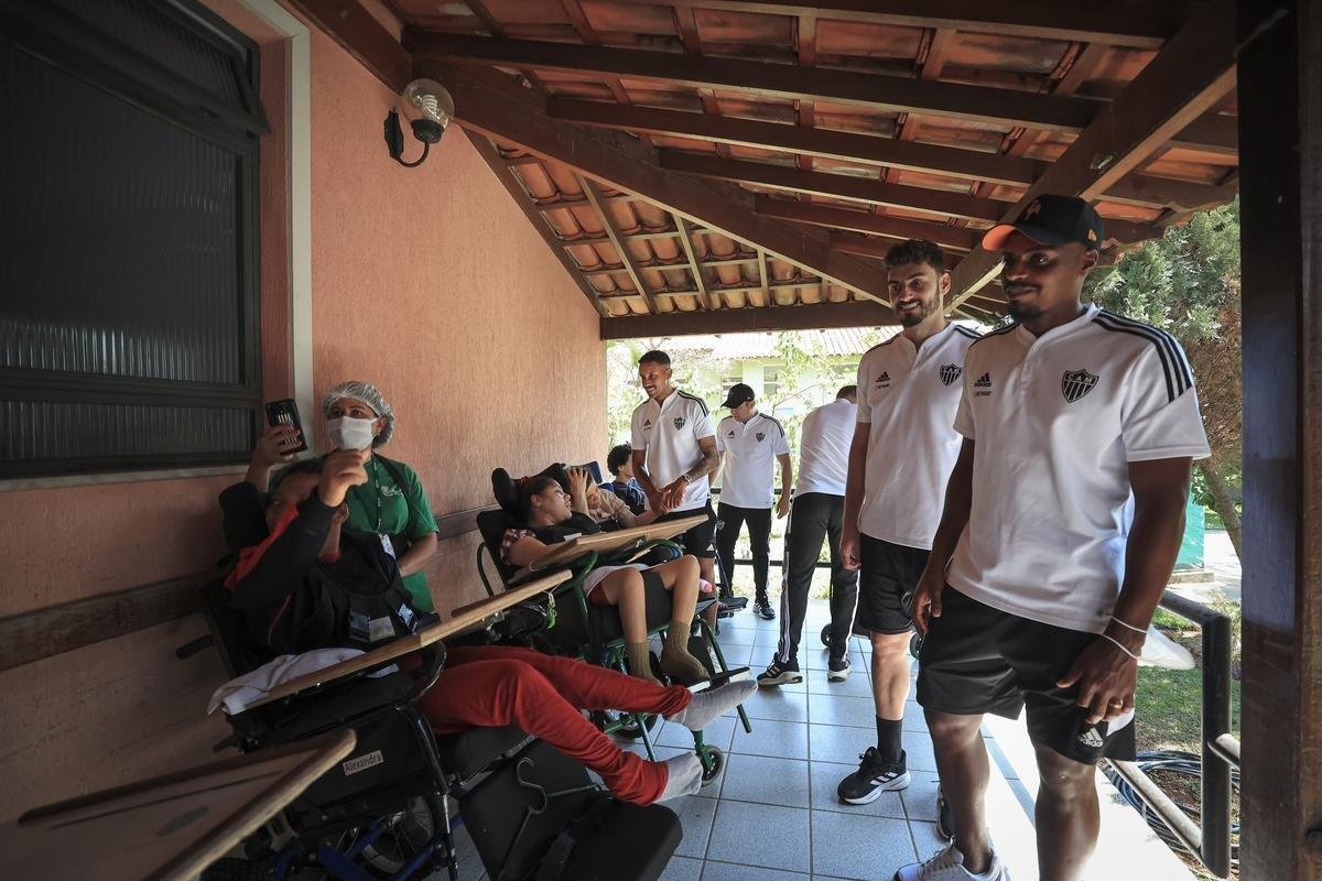 Jogadores do Atltico visitam Ncleo Assistencial Caminhos para Jesus