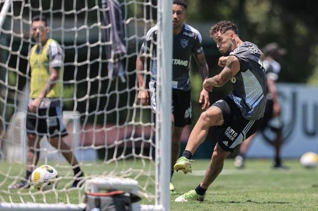 Fotos do treino do Atltico nesta quarta-feira (12/10), na Cidade do Galo. Em recuperao de um incmodo na panturrilha esquerda, Hulk fez funcional no campo e ainda  dvida para o confronto contra o Flamengo, no sbado, s 20h30, no Maracan, pelo Brasileiro