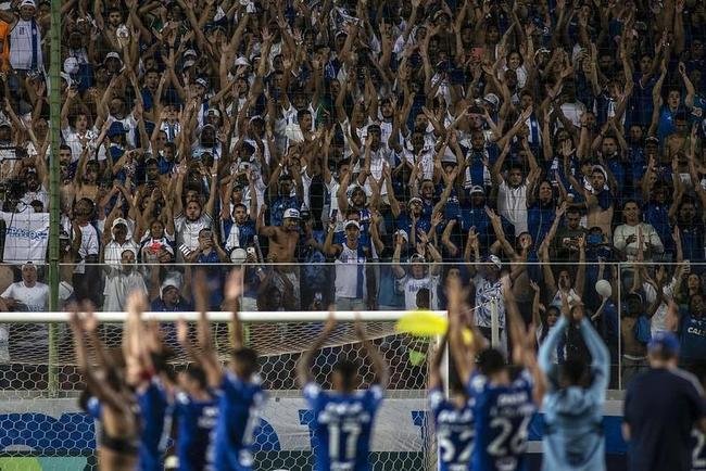A primeira vez que os jogadores e torcedores do Cruzeiro fizeram a saudao viking foi aps a vitria por 1 a 0 sobre o Grmio, no estdio Independncia, na 6 rodada da Srie B, em 8 de maio. 