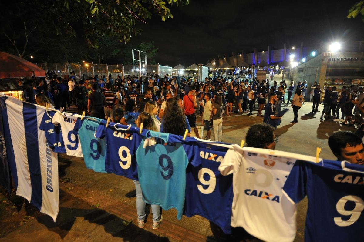 Com lanamento de uniforme e aes voltadas para o Dia Internacional da Mulher, Cruzeiro movimentou esplanada do Mineiro antes de jogo contra a URT (crdito: Juarez Rodrigues/EM D.A Press)