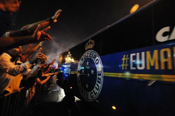 Torcida do Cruzeiro apoia a delegao do time na chegada ao Mineiro