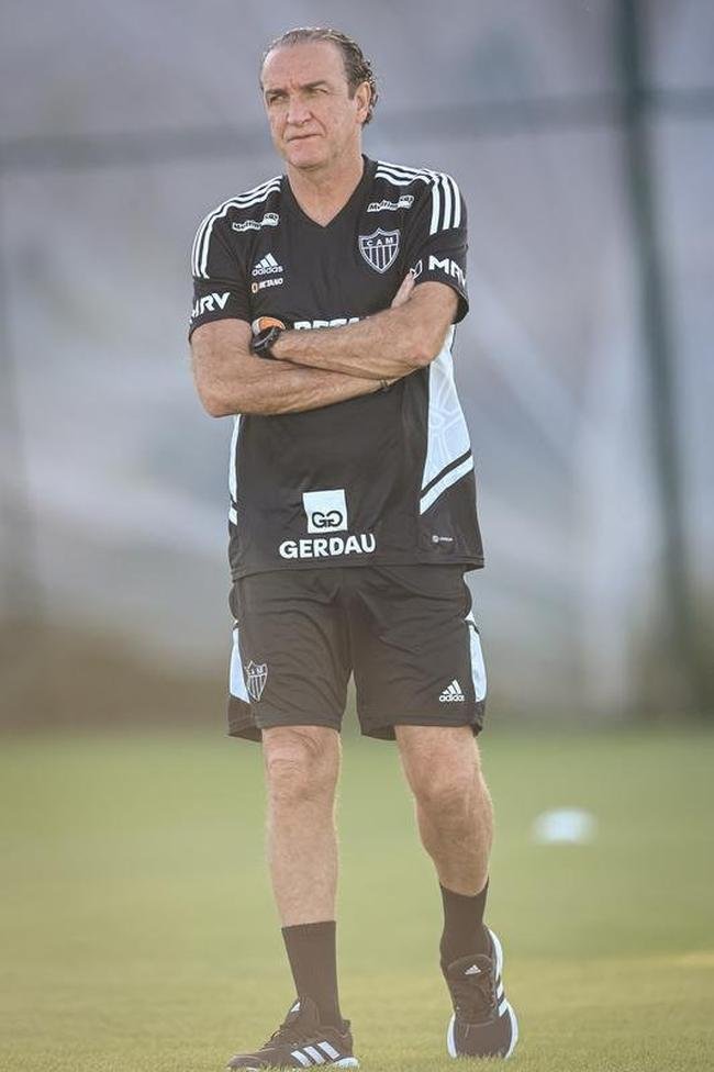 Nesta tera-feira (26), Cuca foi apresentado como treinador do Atltico - pela terceira vez na carreira. Primeiro, foi saudado pelo diretor de futebol Rodrigo Caetano e concedeu entrevista coletiva na sala de imprensa da Cidade do Galo. Depois, comandou o primeiro treino com o elenco no CT, j pensando no confronto contra o Internacional, pelo Campeonato Brasileiro.