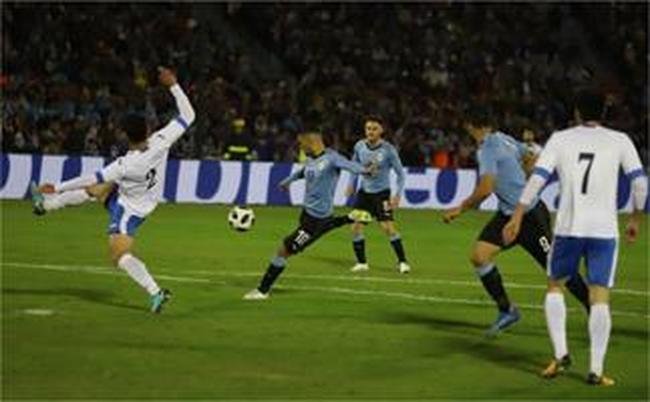 Arrascaeta, do Cruzeiro, marcou primeiro gol do Uruguai em vitria sobre Uzbequisto, em Montevidu