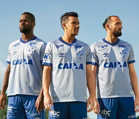Novo uniforme do Cruzeiro traz como novidade a cor prata