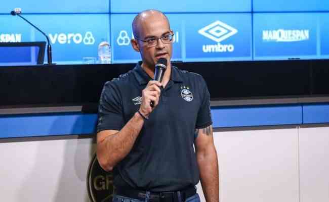 Paulo Caleffi, vice-presidente de futebol do Grmio, busca reforos para o elenco 