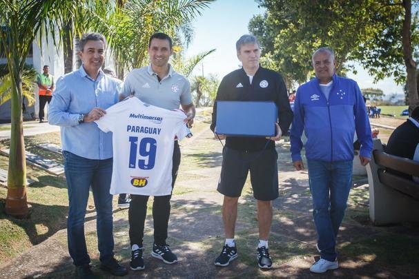 Seleção paraguaia recebeu uma lembrança do Cruzeiro