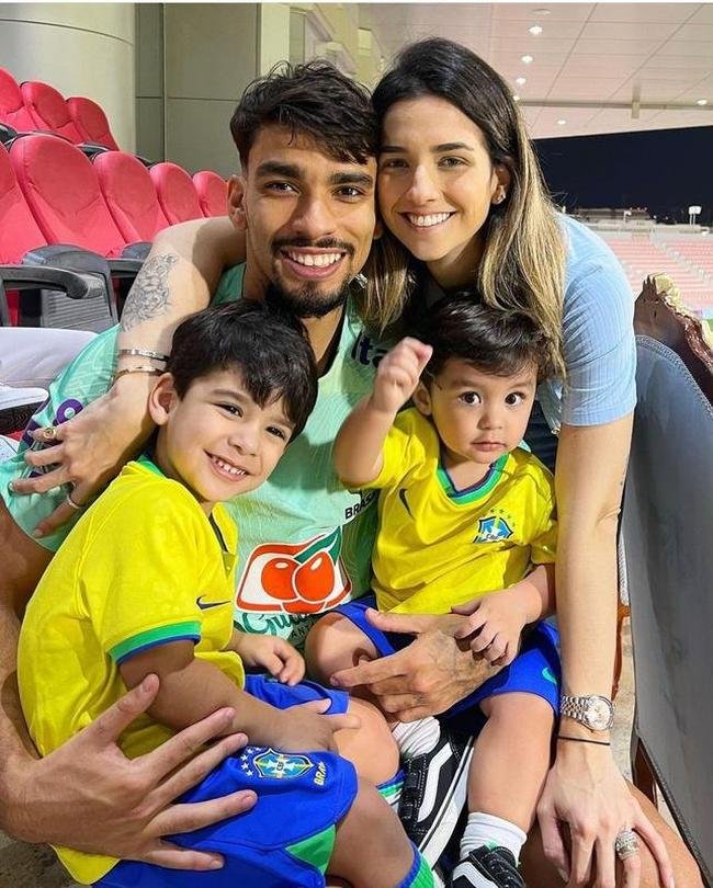 Maria Eduarda Fournier, esposa de Lucas Paquet, com os filhos do jogador 