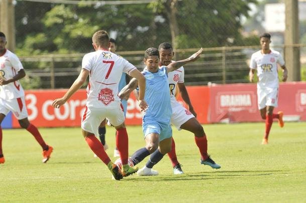 Com gols de Rafinha, David, Renato Kayzer e Murilo, Cruzeiro venceu Democrata-SL por 4 a 1 em jogo-treino nesta tera-feira, na Toca da Raposa 2 (fotos: Juarez Rodrigues/EM D.A Press)