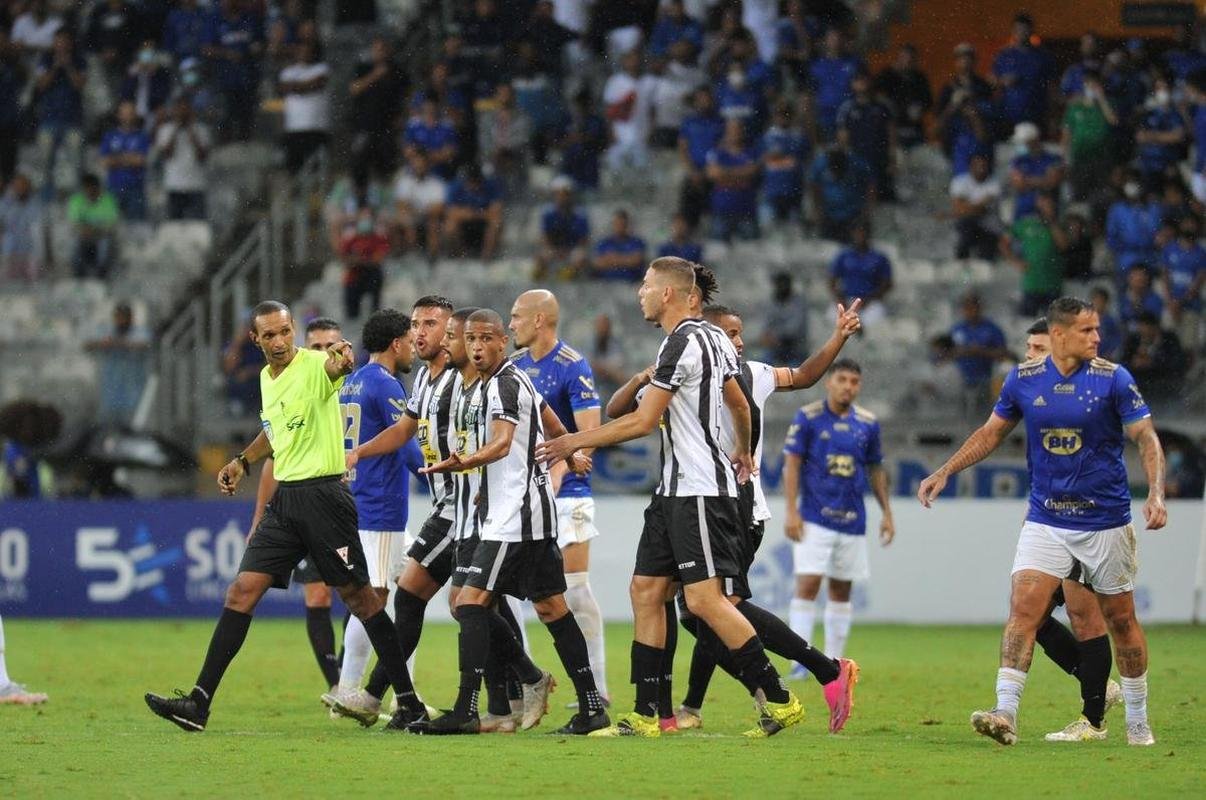 Edu marcou o gol da vitria do Cruzeiro sobre o Democrata-GV no ltimo minuto e mostrou novamente poder de deciso