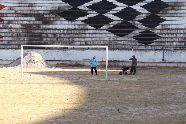 Grama nova foi plantada no último mês, em novembro, e já brotou, mas a aparência, até o momento, é de folhas ainda secas