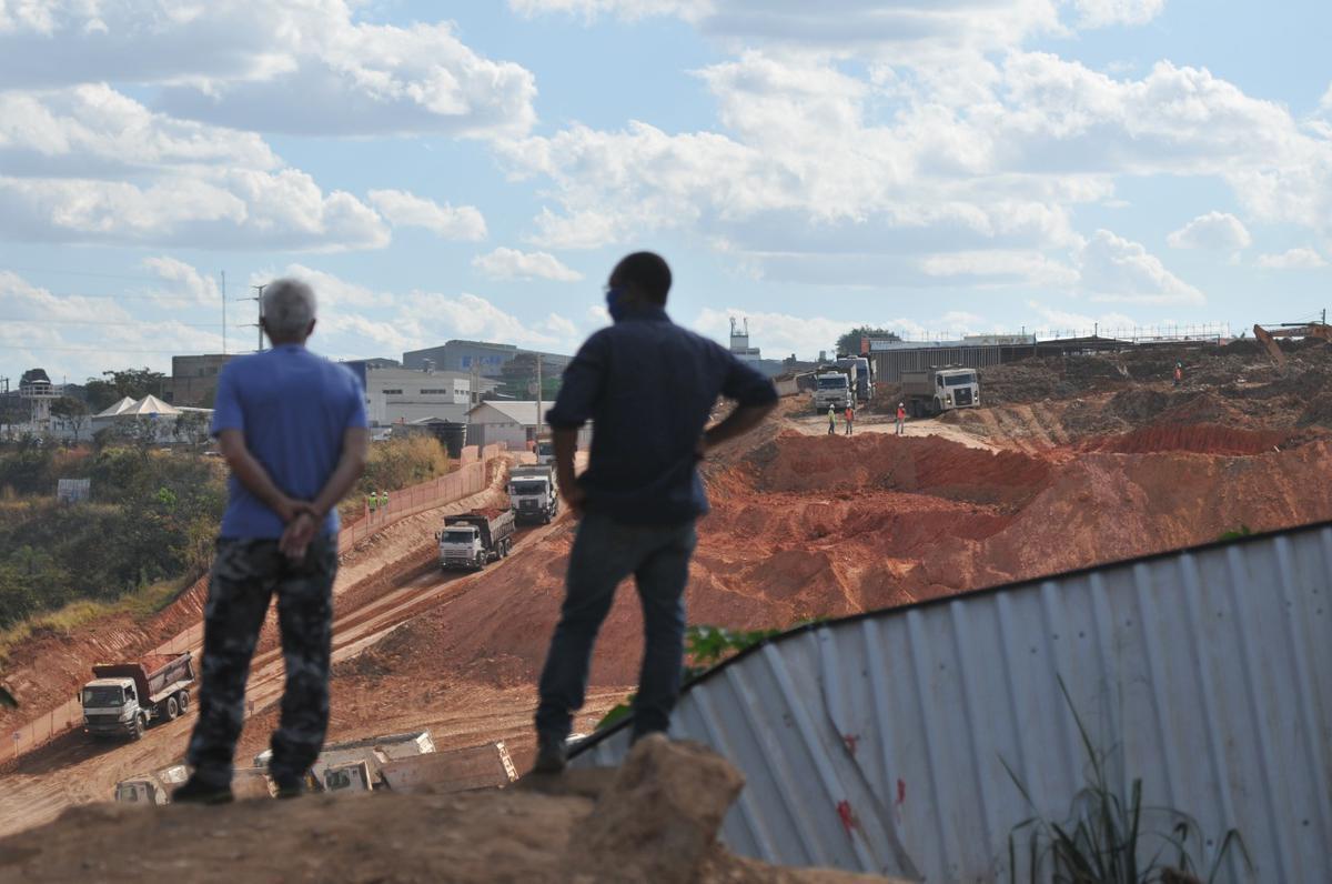 28/07/2020 - Obra de construção da Arena MRV, do Atlético, chegou a cem dias nesta terça-feira, 28 de julho. Paisagem já mudou bastante no bairro Califórnia, em Belo Horizonte. Com trabalho intenso de tratores e caminhões na fase de terraplanagem, há poeira por todo lado no terreiro do Galo. (Alexandre Guzanshe/EM/D. A Press)