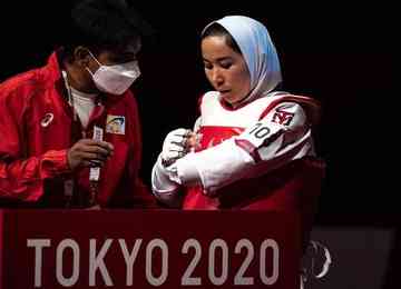 Zakia Khudadadi, de 22 anos, estreou na competição de taekwondo em Tóquio e se tornou a primeira mulher a representar o Afeganistão nos Jogos Paralímpicos