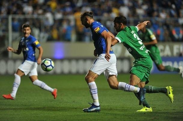 Com gols de Thiago Neves, Arrascaeta e Ded, Cruzeiro goleou a Chapecoense por 3 a 0