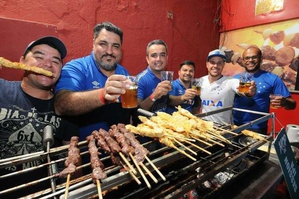 Torcedores do Cruzeiro iniciam viglia de 24 horas para aguardar final da Copa do Brasil, contra o Flamengo, no Mineiro. Esforo pelo sonho do pentacampeonato nacional.