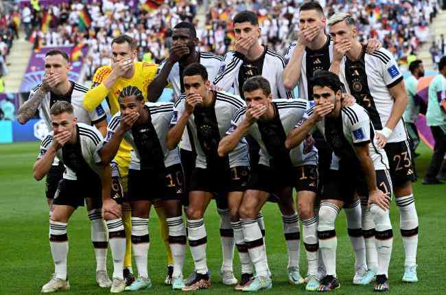 Jogadores da Alemanha  posaram para a foto oficial com a mo na boca em protesto contra censura da Fifa