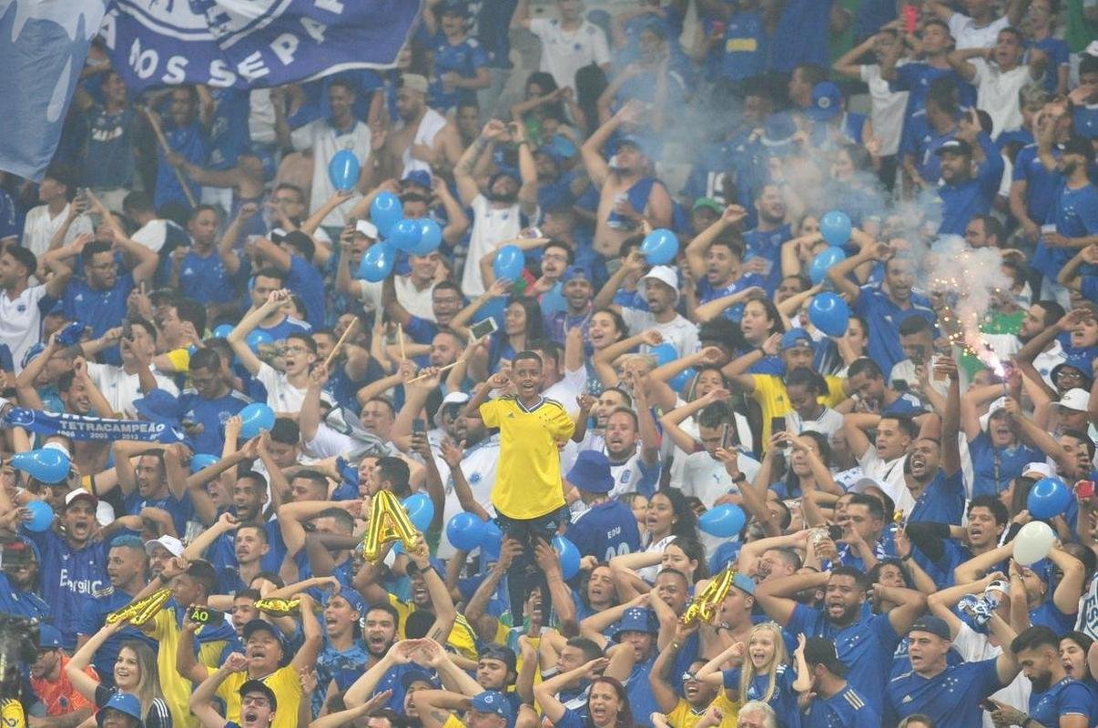 Festa da torcida do Cruzeiro no Mineiro diante do Vasco pela Srie B