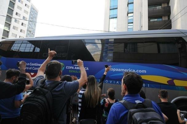 Jogadores da Seleo Argentina deixaram hotel sem contato com torcedores. Em seguida, fizeram um treino fechado no Estdio Independncia. No sbado, Messi e cia decidem terceiro lugar da Copa Amrica na Arena Corinthians