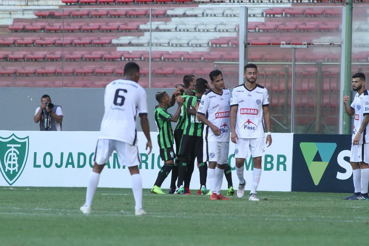 Lances da partida entre Amrica e Tupi. Coelho venceu no Independncia por 5 a 0