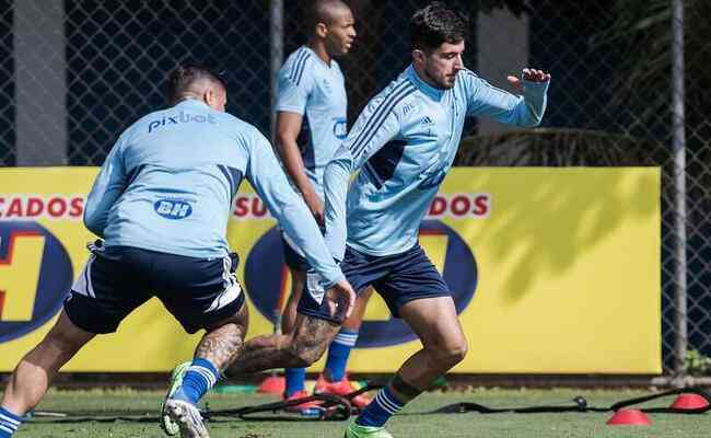 Recuperado de lesão, Leonardo Pais volta a ser opção no Cruzeiro