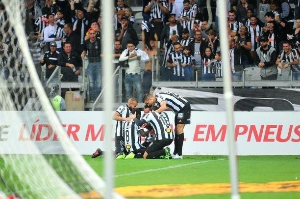 No segundo tempo, Char recebeu bola de Cazares e marcou o segundo do Atltico: 2 a 0