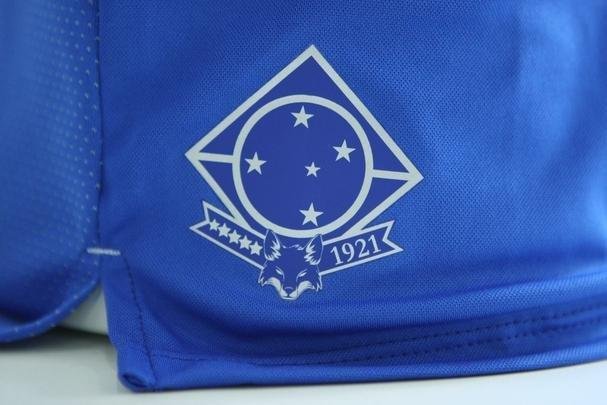Imagens da camisa principal do Cruzeiro para a temporada de 2019