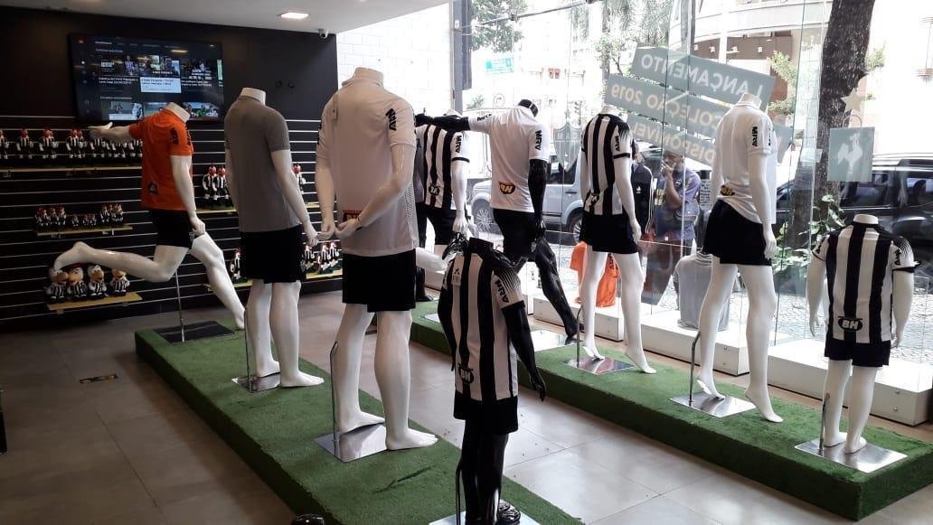 Imagens da nova camisa do Atlético na loja do clube, em Lourdes