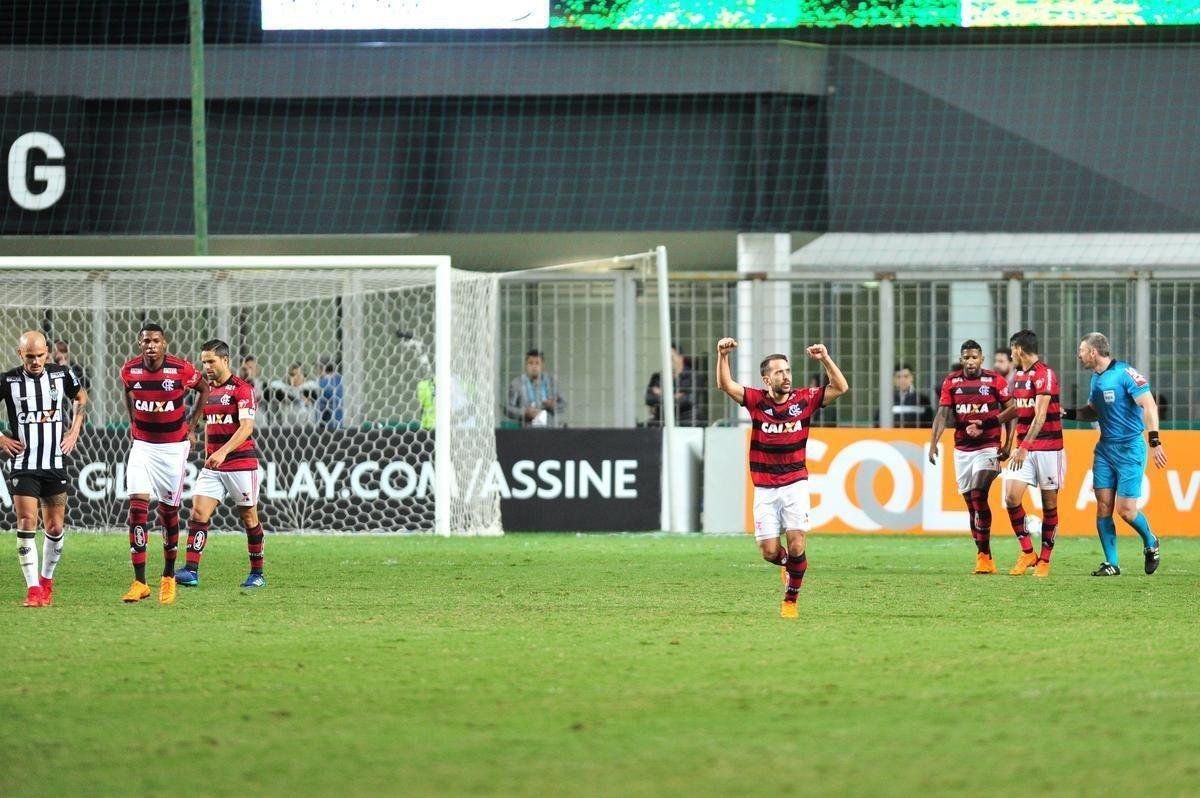 Galo pressionou no segundo tempo, mas levou gol em contragolpe: verton Ribeiro fez aps passe de Vincius Jnior: 1 a 0 Flamengo
