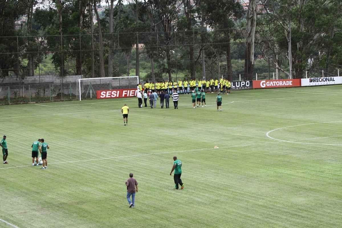 O elenco do Amrica se reapresentou para a temporada 2015 na tarde desta segunda-feira, no CT Lanna Drumond. Depois de reunio com integrantes do conselho de administrao, os jogadores foram para um campo secundrio, onde realizaram o primeiro trabalho com bola. O gramado principal passa por reformas.