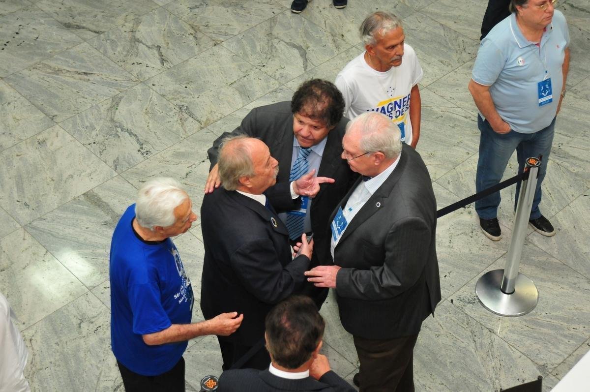 Wagner Pires de S venceu eleio com 235 votos e  o novo presidente do Cruzeiro. Ele comendar o clube no trinio 2018, 2019 e 2020. Srgio Santos Rodrigues, apoiado por Zez Perrella, ficou com 200 votos no pleito.