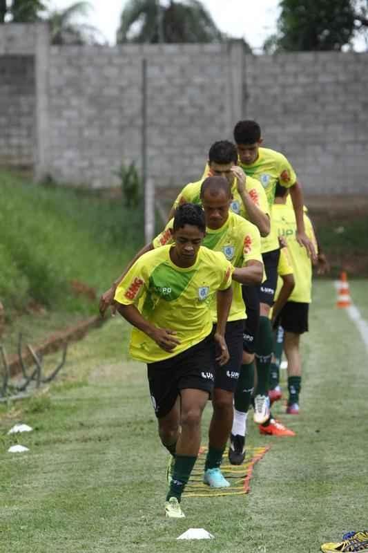 O elenco do Amrica se reapresentou para a temporada 2015 na tarde desta segunda-feira, no CT Lanna Drumond. Depois de reunio com integrantes do conselho de administrao, os jogadores foram para um campo secundrio, onde realizaram o primeiro trabalho com bola. O gramado principal passa por reformas.
