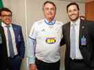 Bolsonaro posa com a camisa do Cruzeiro ao lado de integrantes da diretoria