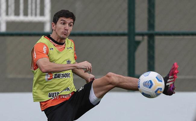 Meia Nacho Fernández está de volta aos treinos na Cidade do Galo