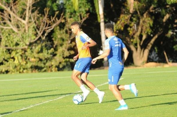 Tcnico da equipe sub-20, Ricardo Resende comandou nesta quinta-feira o primeiro treino como interino no Cruzeiro. Ele orientar a equipe na partida de domingo, s 16h, contra o Ava, na Ressacada, pela 14 rodada do Campeonato Brasileiro. Enquanto isso, a diretoria celeste busca um substituto para Mano Menezes, desligado do clube aps derrota para o Internacional, por 1 a 0, nessa quarta, pelo jogo de ida da semifinal da Copa do Brasil.