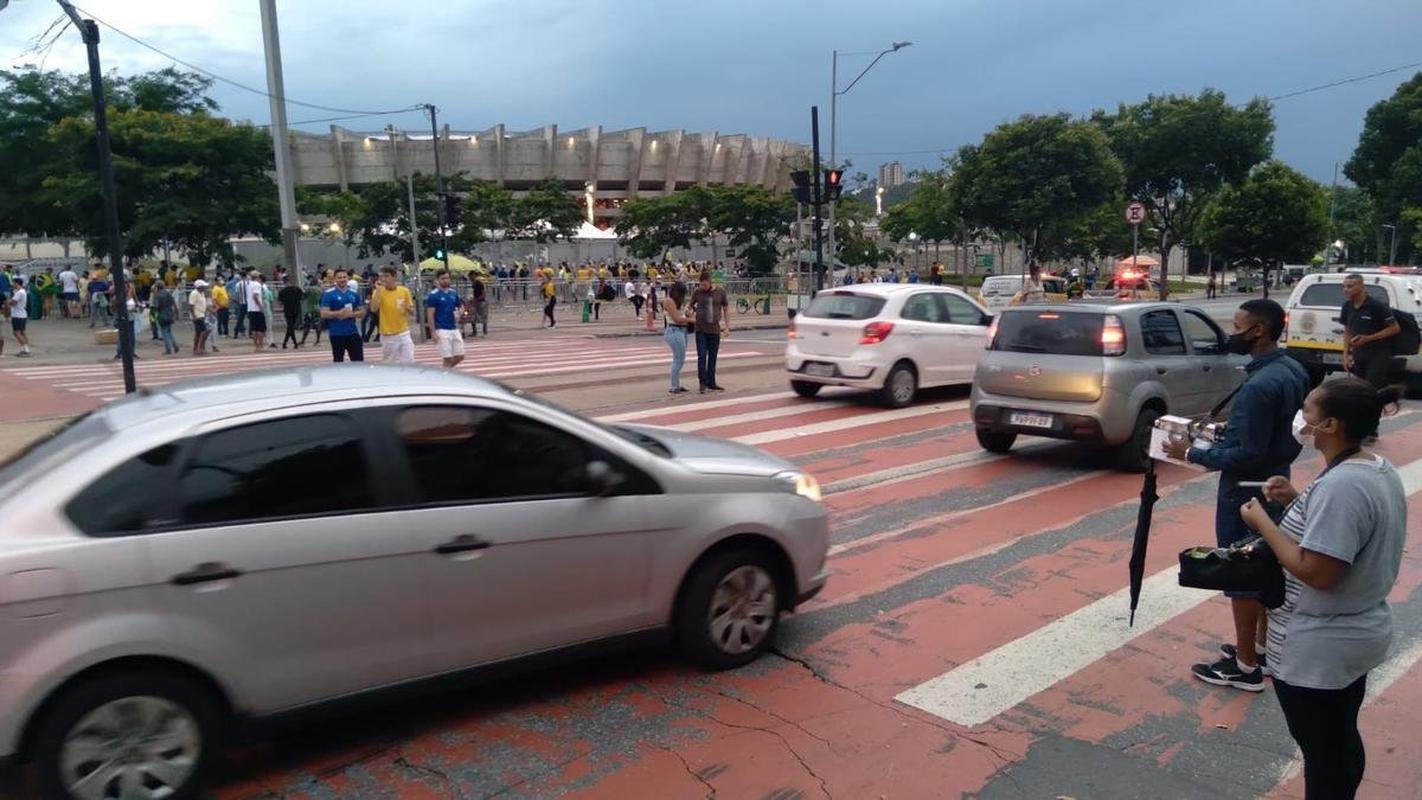 Torcedores no entorno do Mineiro, em BH, antes do jogo entre Brasil e Paraguai pelas Eliminatrias da Copa do Mundo do Catar