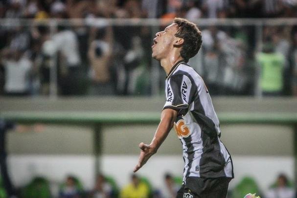 Gol no primeiro jogo da final do Campeonato Mineiro de 2013, contra o Cruzeiro. Um dos 13 de Marcos Rocha pelo Atlético