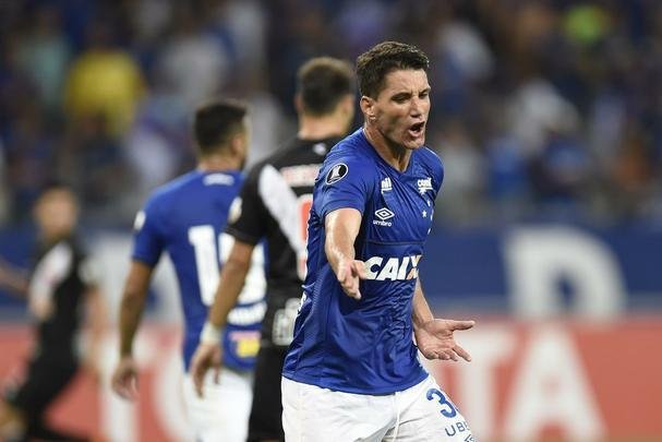 Camisa utilizada pelo Cruzeiro contra o Vasco tem patch da Libertadores no ombro direito, conforme regulamento
