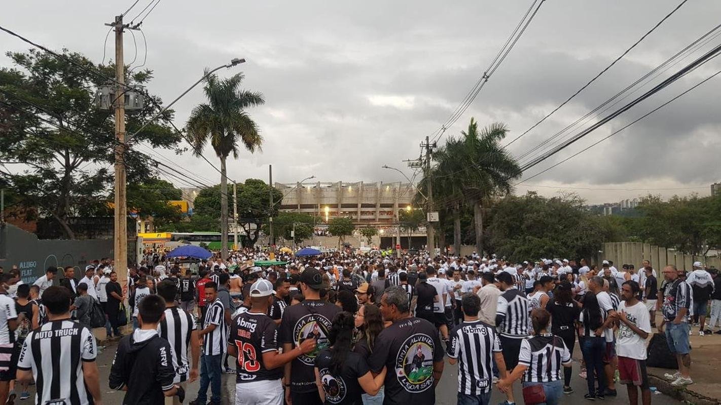 Torcida do Atltico no entorno do Mineiro antes da partida contra o Juventude pela 34 rodada do Campeonato Brasileiro