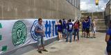 Antes do duelo diante do Corinthians, vlido pela ltima rodada do Campeonato Brasileiro, torcedores do Cruzeiro assinam faixa que ser exibida nas arquibancadas do Gigante da Pampulha