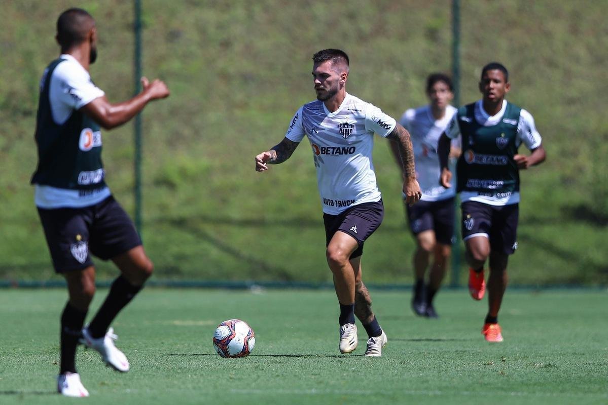 Fotos do coletivo entre profissionais e sub-20 do Atltico