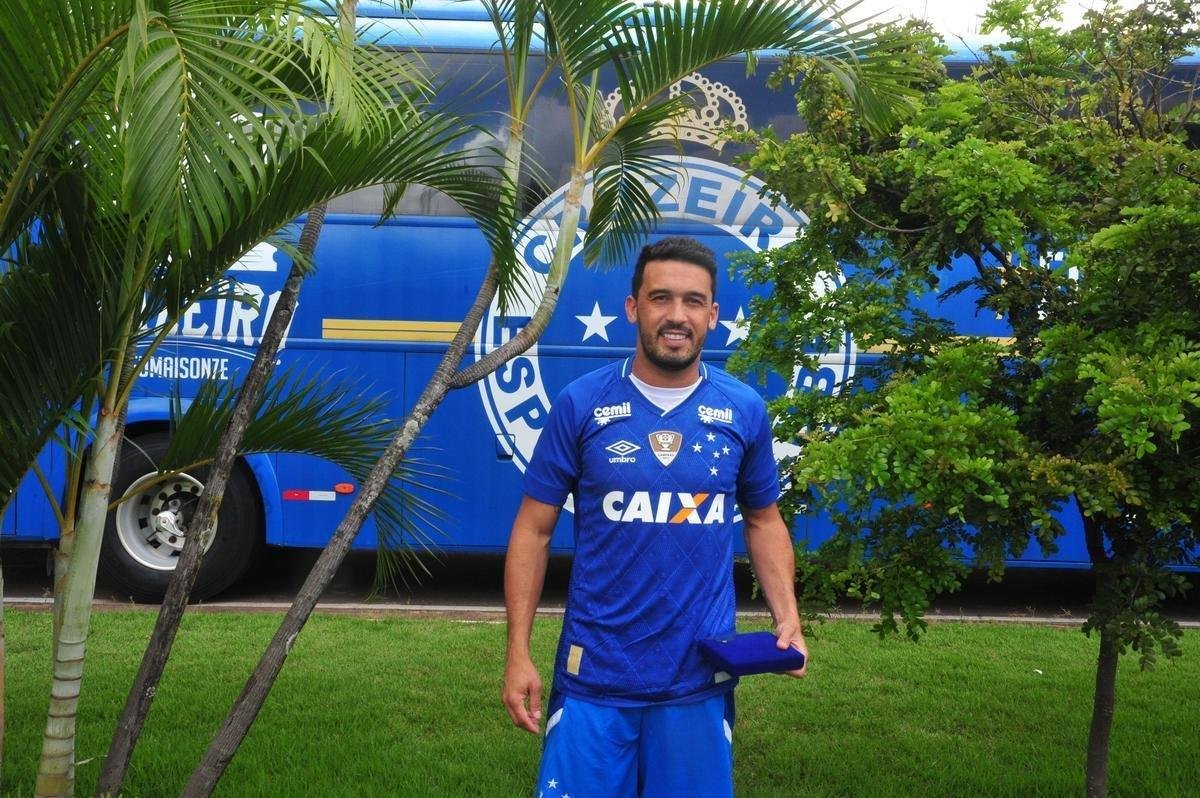 Veja fotos da apresentao do lateral Edilson