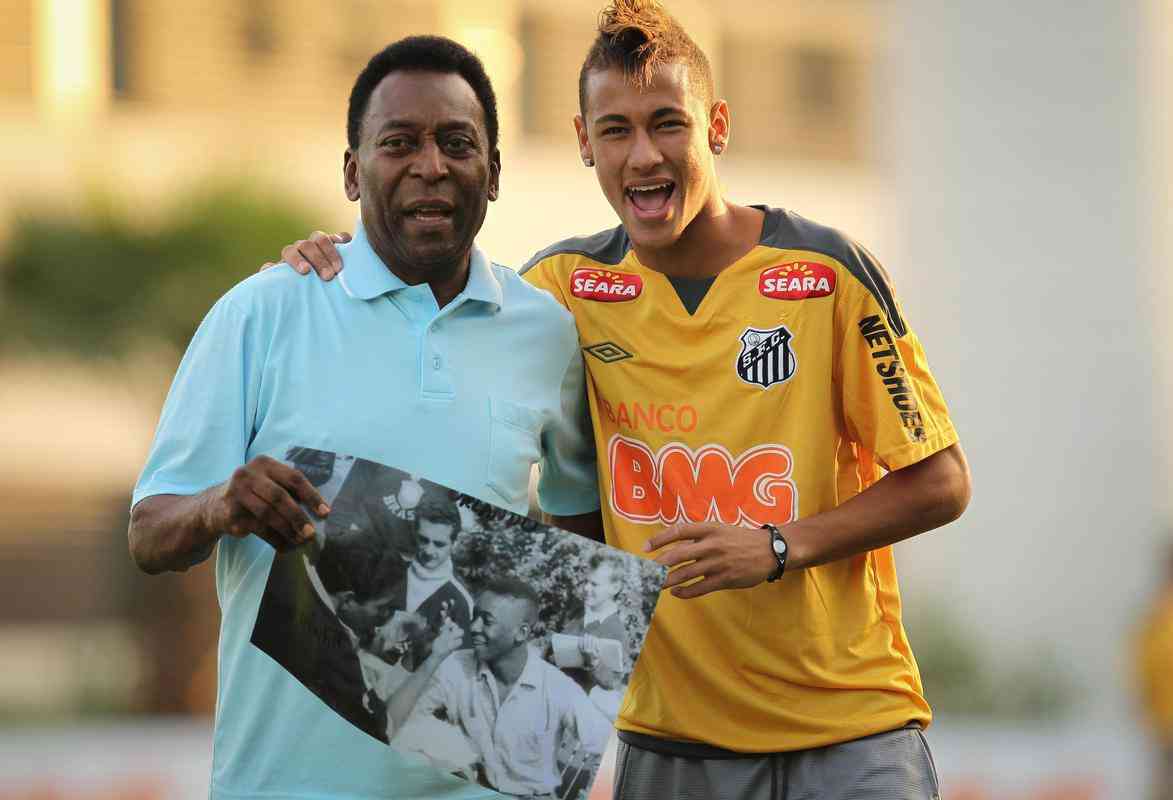 13/06/2011 - Pel exibe foto de quando era garoto e tinha cabelo igual ao do atacante Neymar (d) antes do treino da equipe do Santos, no CT Rei Pele, na Baixada Santista. O Peixe se preparava para a primeira partida contra o Penrol, vlida pela final da Copa Libertadores de 2011.