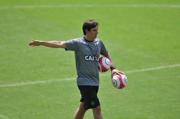 Manh desta sexta-feira foi agitada no Atltico com demisso de Oswaldo e coletiva do presidente